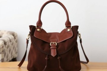 Замшевые сумки в 2026 году: стиль, тактильность и осознанный выбор