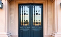 Железные двери: как выбрать надежную и удобную входную систему без лишних сомнений