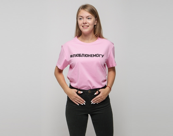 Розовая футболка.