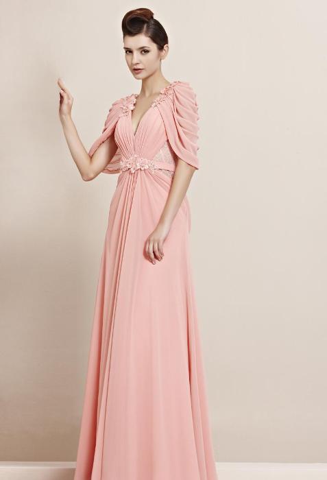 платье розового цвета. 