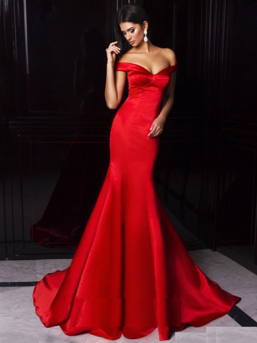 Красное платье.