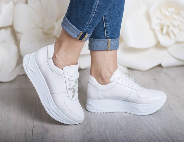 Белые модные кроссовки 