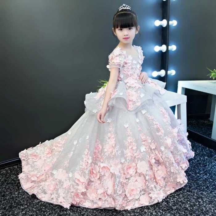 Длинное детское платье.