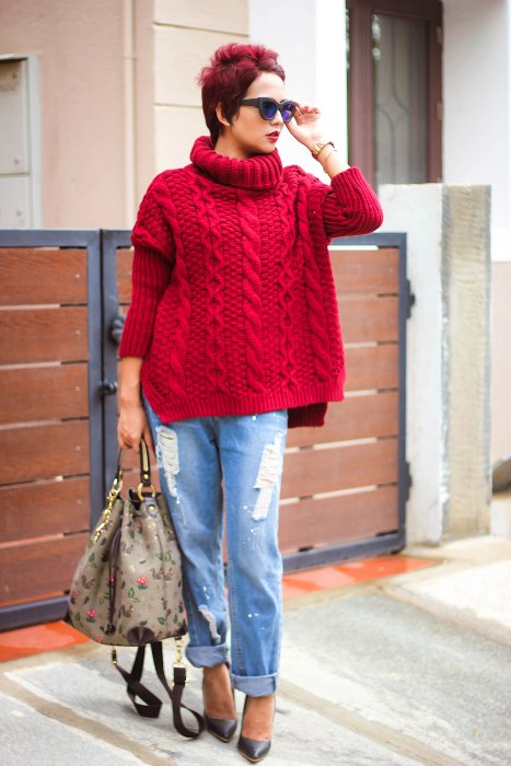 Красный свитер с крупной вязкой.