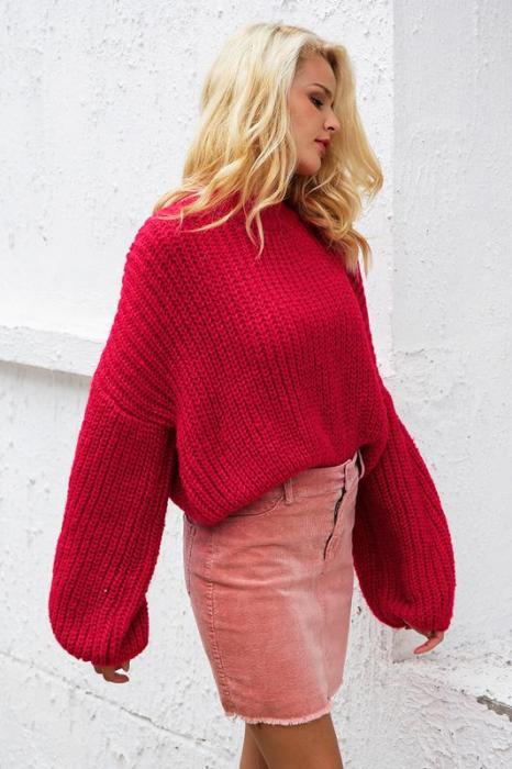 Вязанный красный свитер.