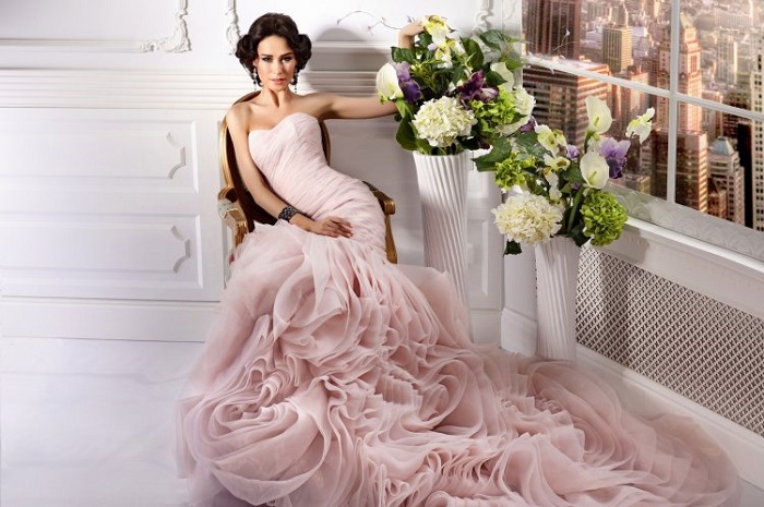 Розовое свадебное платье.