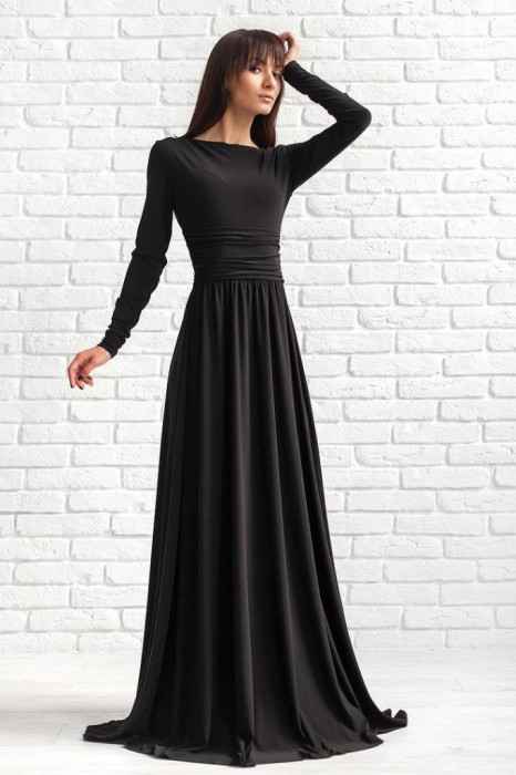 Длинное черное платье.