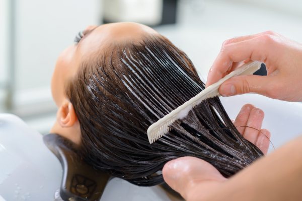 Кератиновое выпрямление волос: восстановление или угроза?