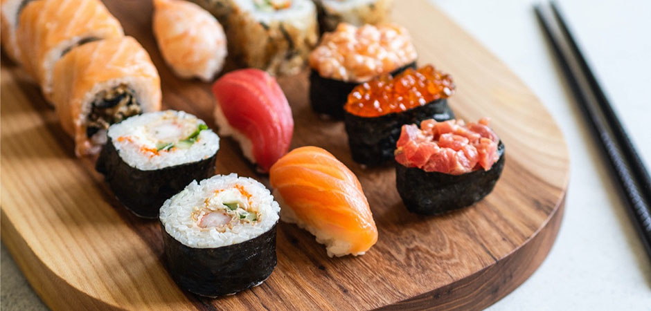 Японская и азиатская кухня с недавних пор стала популярна среди всех стран мира. Вкусные, сытные, а главное низкокалорийные роллы нравятся многим.